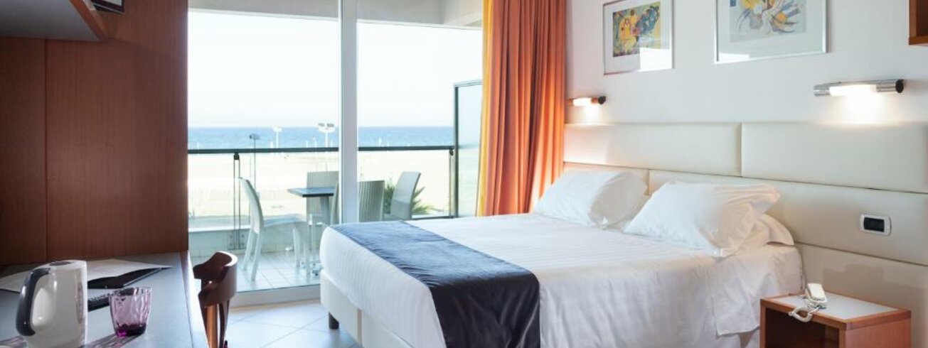 Hotel Ascot Rimini modernes Doppelzimmer mit Balkon und Blick auf das Meer