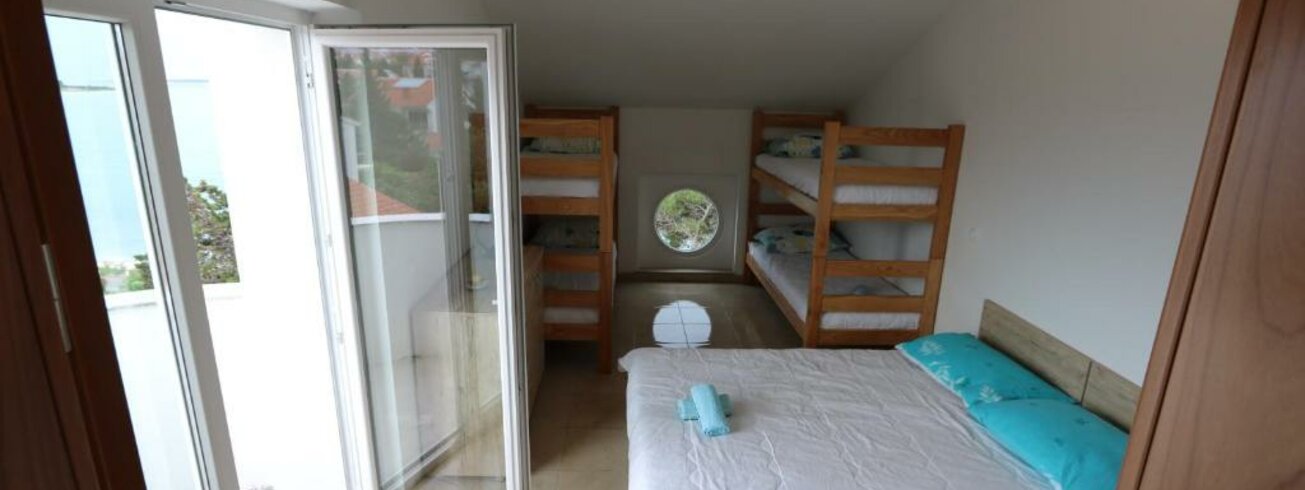 Basic Apartment in Novalja, Betten, Schlafzimmer, Balkon, Terrasse, Kroatien