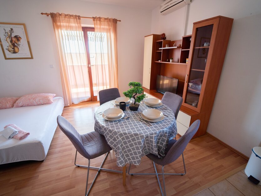 Kroatien, Novalja komfort Apartment Woh- und Esszimmer
