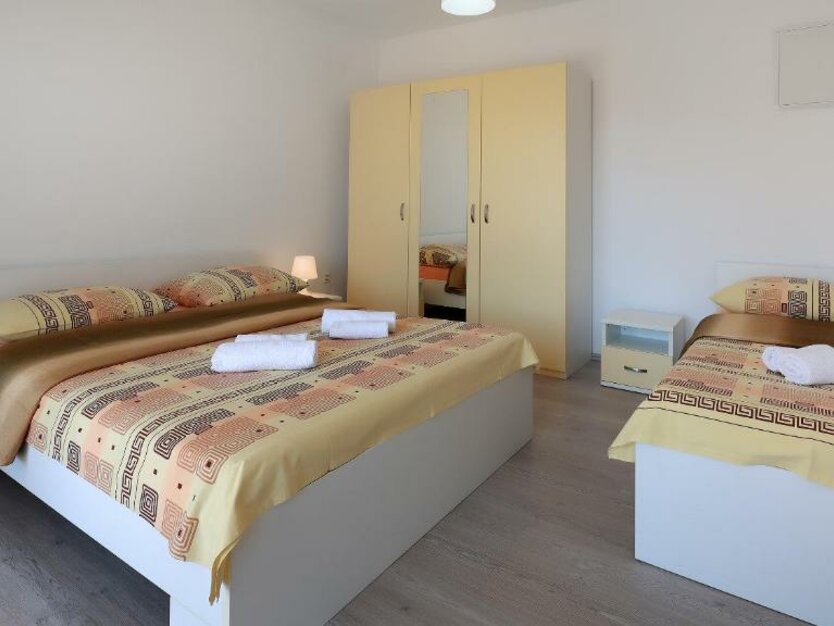 Sommerreisen Partyurlaub in Novalja in Kroatien Doppelbett mit einem Einzelbett im Premium Aparment