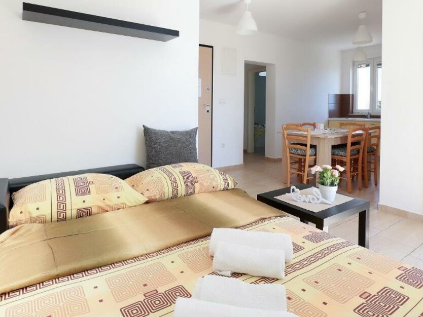 Sommerreisen Partyurlaub in Novalja in Kroatien Schlafcouch und Esszimmerbereich im Premium Apartment