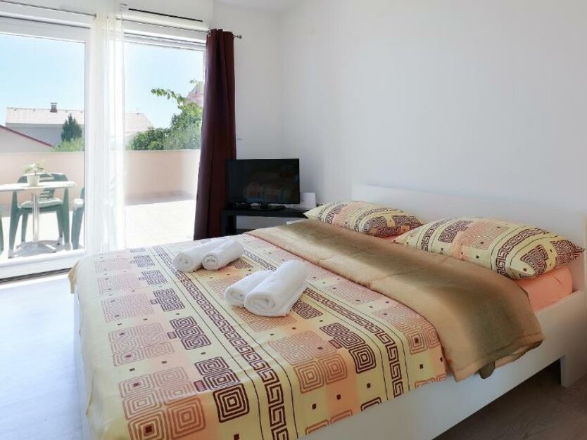 Sommerreisen Partyurlaub in Novalja in Kroatien Schlafzimmer mit Doppelbett und Zugang zu einem Balkon im Premium Apartment