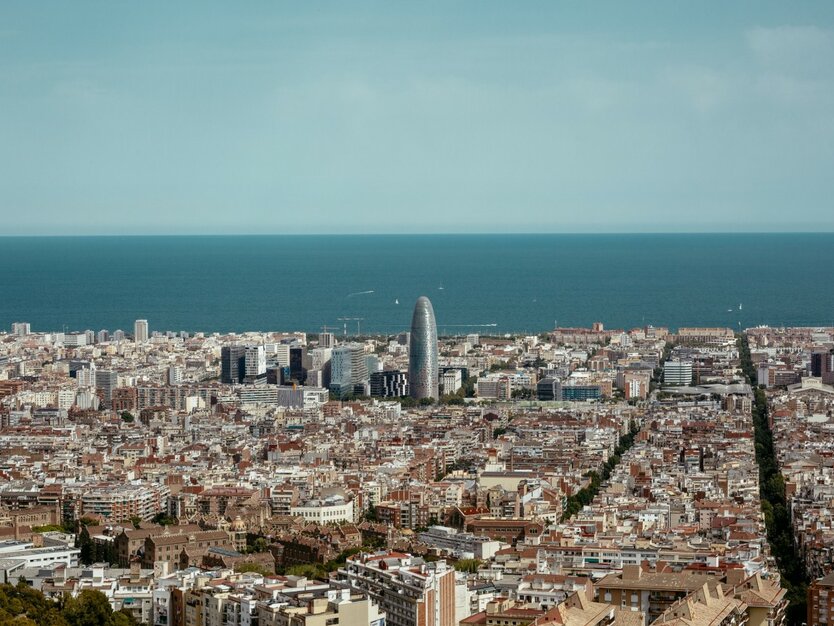 Sommerreise Partyurlaub in Lloret de Mar, Calella oder Malgrat in Spanien Panoramablick auf die Skyline von Barcelona