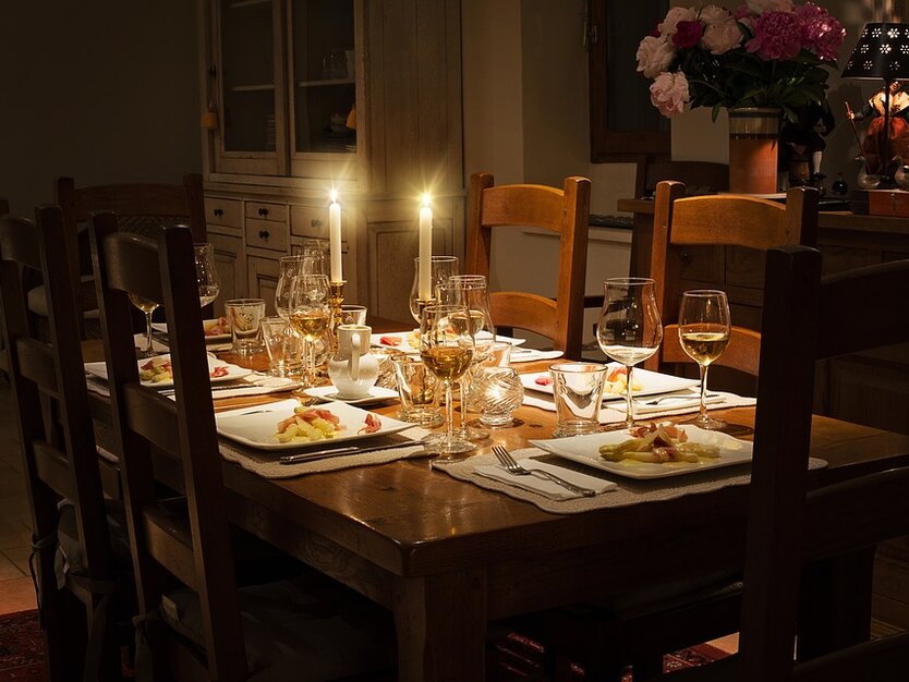 Silvesterreise nach Lloret de Mar Dinner am gedeckten Tisch um ins neue Jahr zu feiern