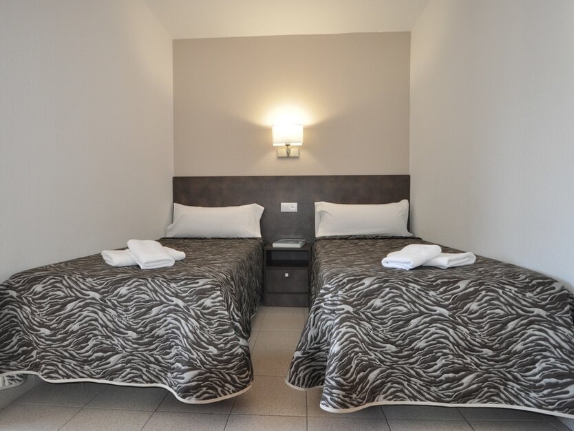 Sommerreise Partyurlaub in Spanien in Calella zwei Einzelbetten in einem Schlafzimmer im Aparthotel Safari