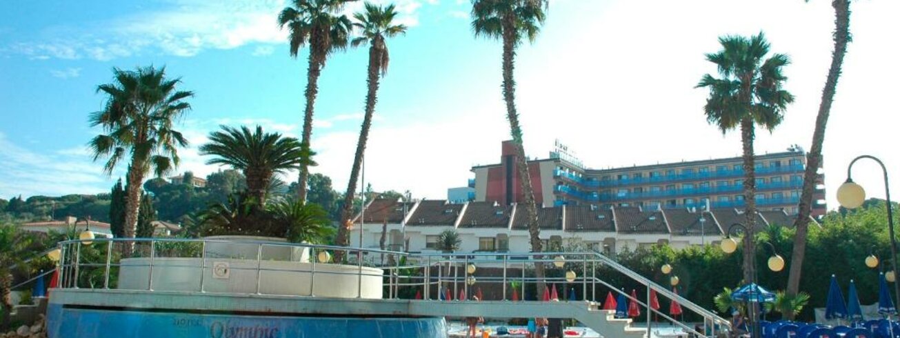 Großer Pool im Hotel Olympia in Calella, Spanien