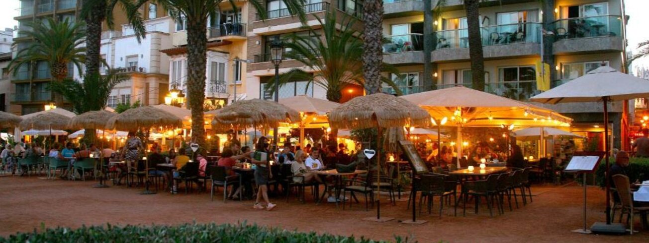 Große Außenterasse im Hotel Miramar in Lloret de Mar