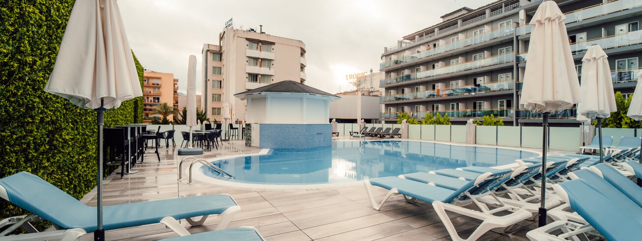 Großer Pool mit vielen Sonnenstühlen im Hotel Maria del Mar