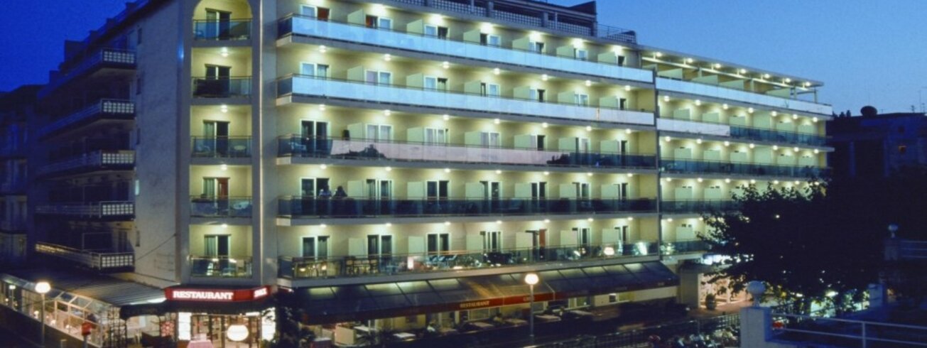 Hotelgebäude nachts beleuchtet Hotel Maria del Mar 