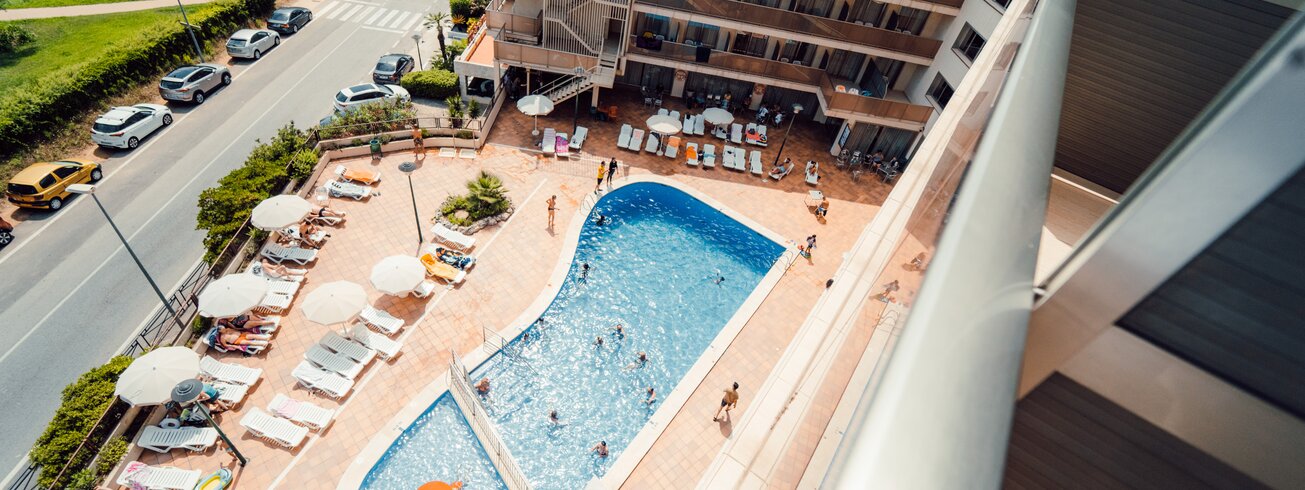 Blick von oben auf den Pool des Hotel Royal Star in Lloret de Mar