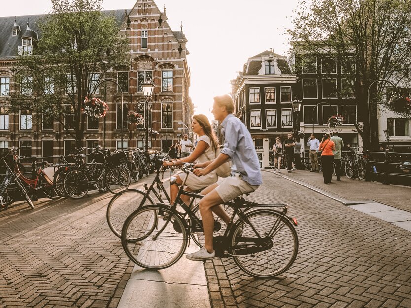 Fahrradfahrer in Innenstadt von Amsterdam