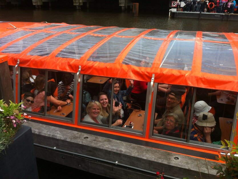 Torristen auf Bootrundfahrt in Amsterdam