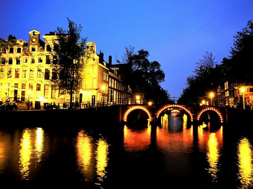 Brücke über Gracht in Amsterdam bei Nacht, Beleuchtung