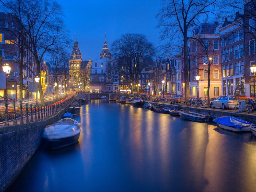 Amsterdam im Winter bei Nacht, beleuchteter Kanal