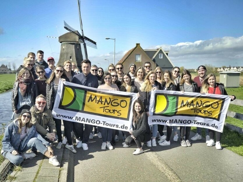MANGO Tours Gruppenfoto vor Windmühle