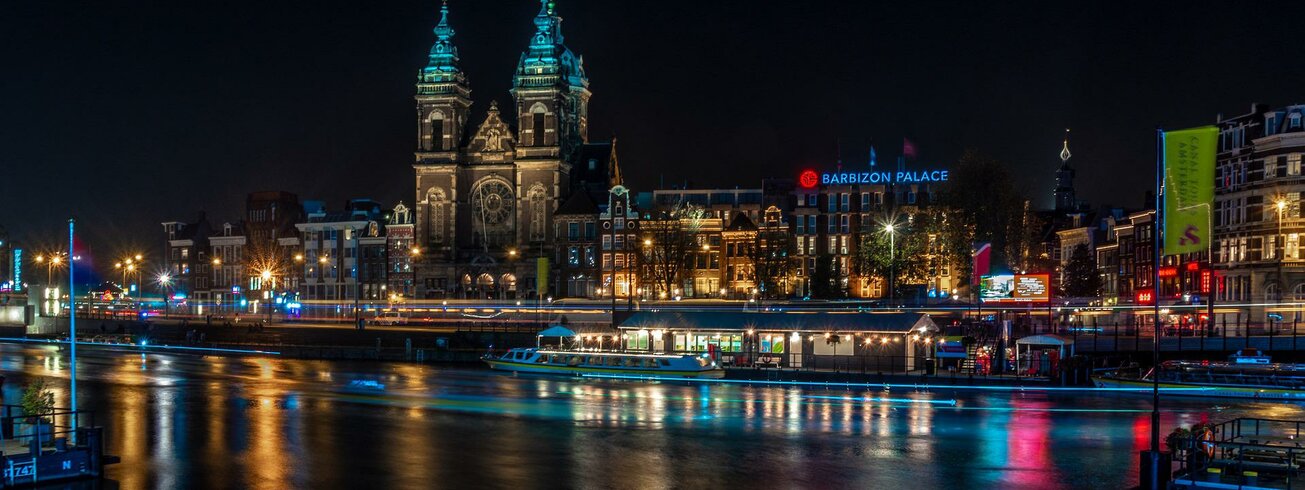 Amsterdamer Kanal und Häuser bei Nacht