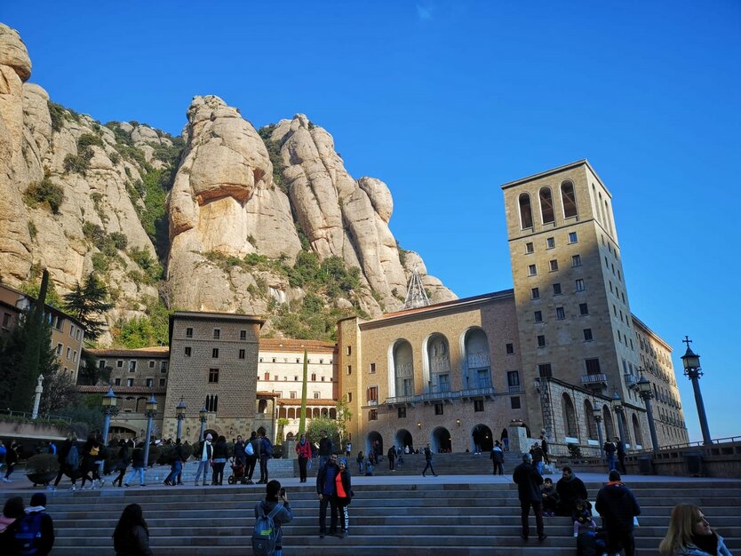 Benediktinerabtei Santa Maria de Montserrat, Gebirge, Kloster Ausflug, blauer Himmel