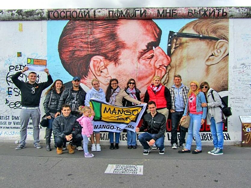 Rundgang Berliner Mauer, Malerei, Straßenkunst, MANGO Tours Gruppenfoto