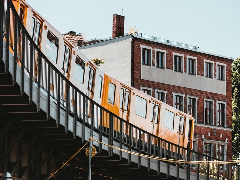 Rundgang Berlin Kreuzberg, Eisenbahn auf Brücke in der Stadt