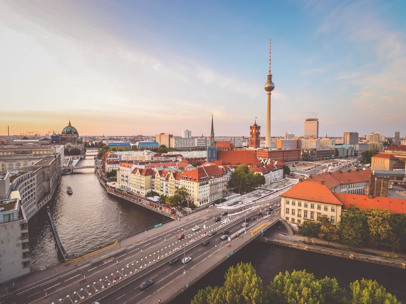 Stadtrundfahrt durch Berlin, Fernsehturm, Panorama, Vogelperspektive