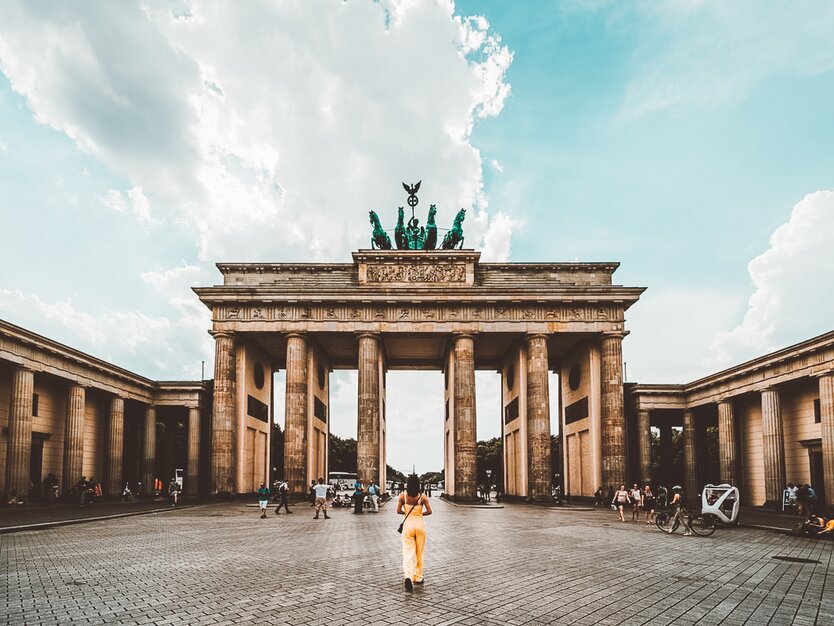 Brandenburger Tor Berlin, Pariser Platz, blauer Himmel