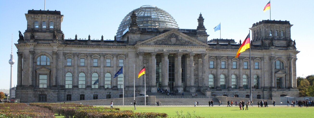 Reichstag, Wiese, Berlin, blauer Himmel