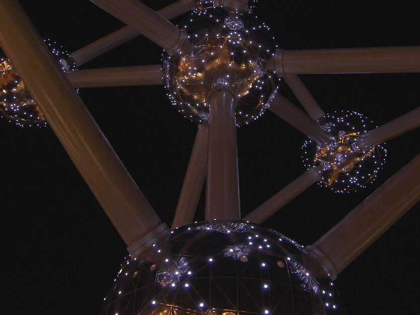 Sehenswürdigkeit Atomium in Brüssel, Belgien leuchtet in der Nacht