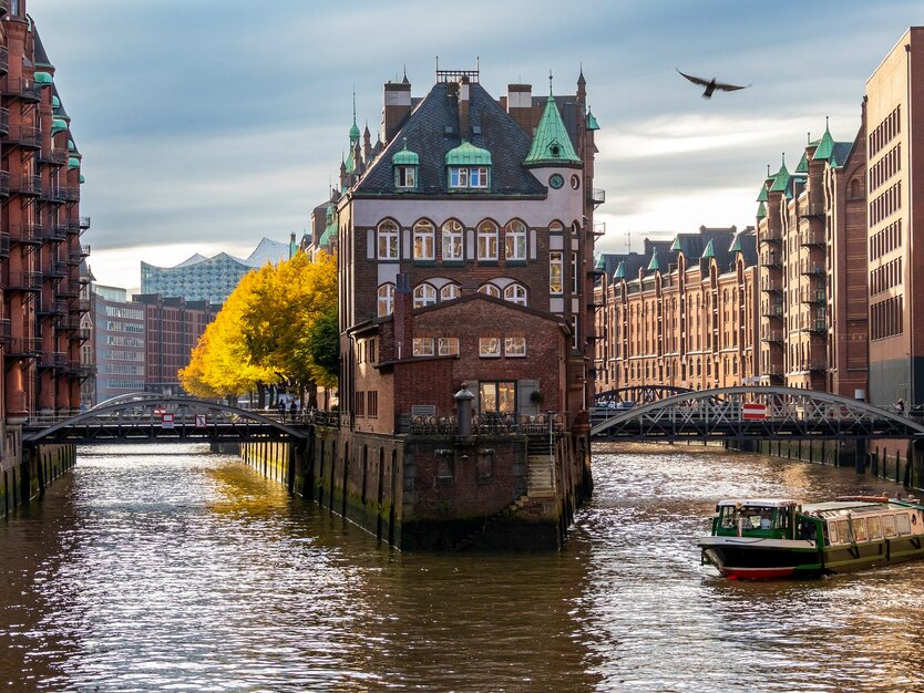 Hamburg Rundgang HafenCity, Alsterkanal, Häuser, Brücken