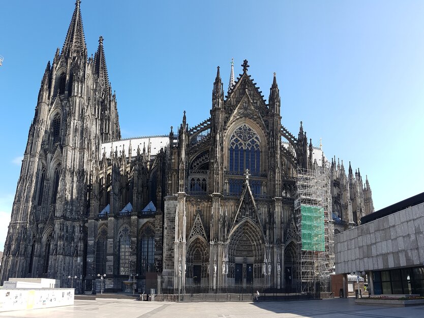 Über den Dächern von Köln, Kölner Dom, seitlicher Blick vom Vorplatz