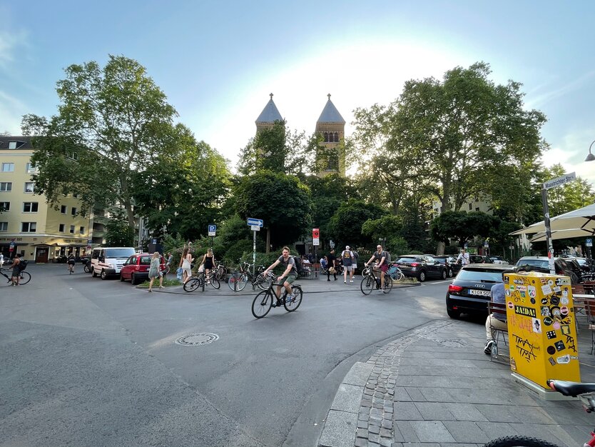 Köln Szenerundgang Belgisches Viertel, Brüsseler Platz, Straße, Kirche sankt Michael, Fahrradfahrer