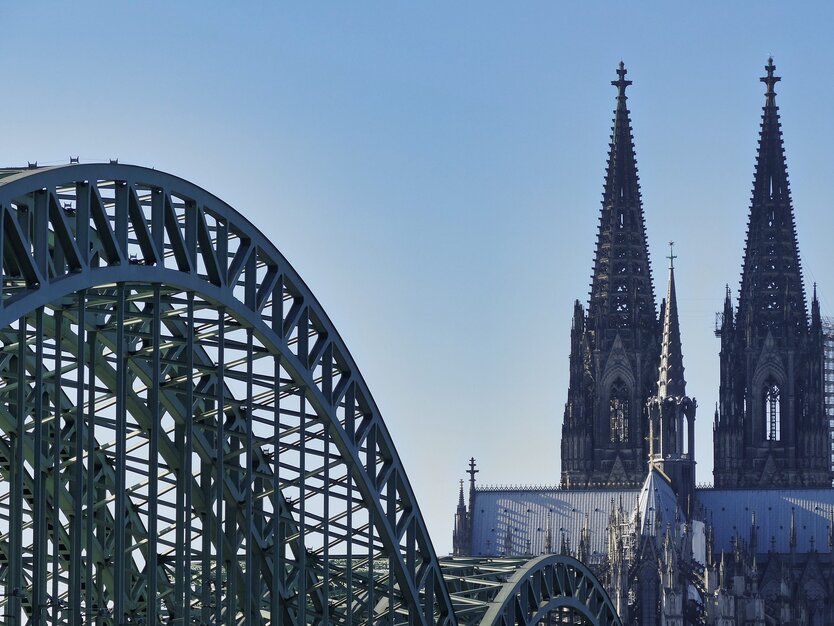 Städtereise Köln, Kölner Dom, Bauwerk, Hohenzollernbrücke, Blick vom Rheinufer, blauer Himmel, Sehenswürdigkeit,