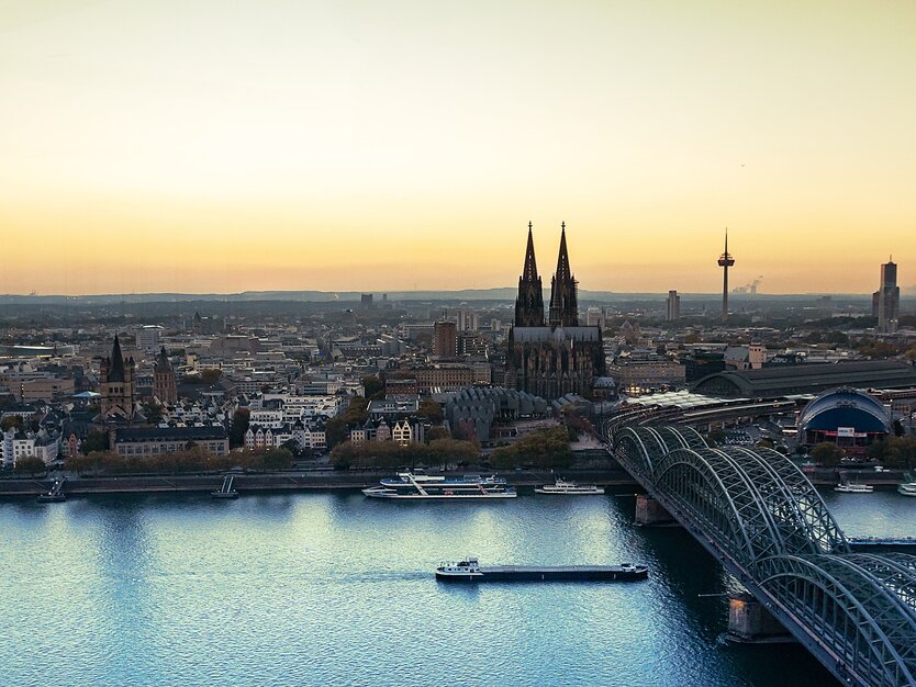 Städtetrip Köln, Beleuchtung, Kölner Dom, Rhein, Altstadt, Hohenzollernbrücke, Aussicht auf Köln und Umland, Sonnenuntergang, Beleuchtung