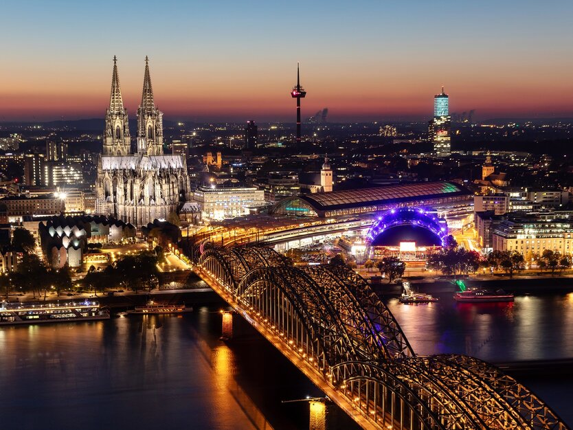 Panorama von Köln bei Nacht, Städtetrip Köln, Beleuchtung, Kölner Dom, Rhein, Altstadt, Hohenzollernbrücke, Fernsehturm