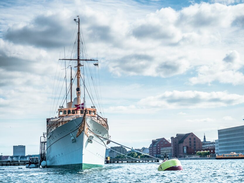 Städtetrip Kopenhagen, Hafen Boote, Segelschiff, Meer, blauer Himmel, Nyhavn