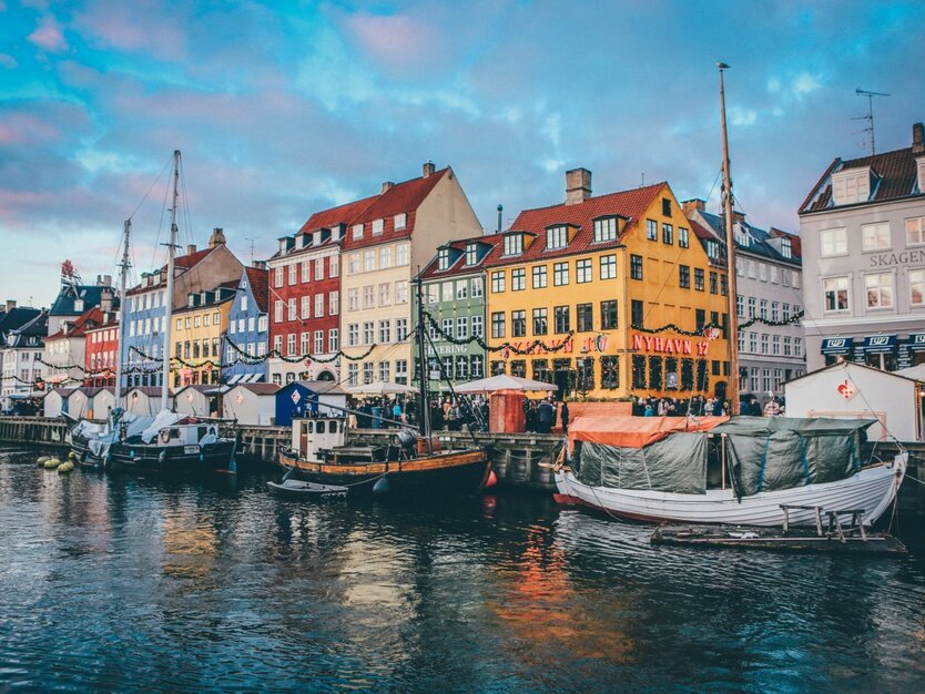 Städtereise Kopenhagen, Höuser und Boote am Hafen, Nayhavn, Restaurants, Besucher, bunte Häuser, blauer Himmel