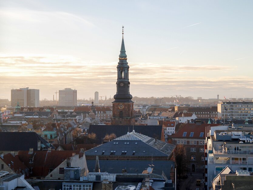Städtereise Kopenhagen, Stadtrundfahrt, St. Petrikirche, Kirchturm, Blick über die Stadt aus der Vogelperspektive, Häuser