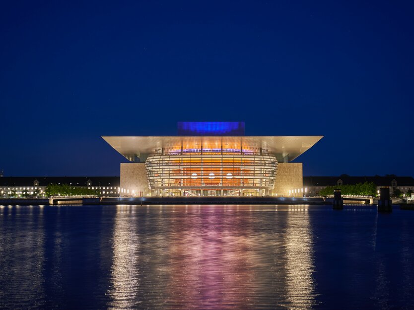 Städtereise Kopenhagen, Szenerundgang, Nacht, Beleuchtung, Königliches Theater am Wasser, Architektur