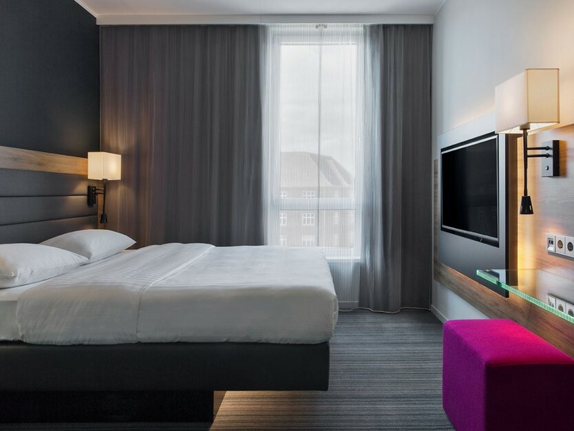 St&auml;dtereise Kopenhagen, Kopenhagen Hotel Moxy, modernes Zimmer mit Doppelbett, Fernseher, Lampen