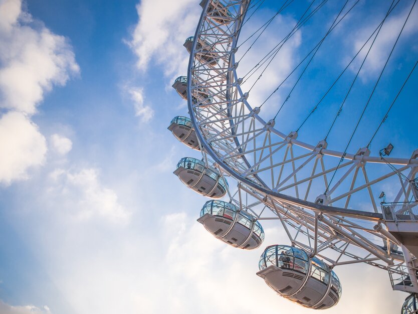 Städtereise London, Ausflug London Eye, Riesenrad, Panorama, Blick von unten auf das Riesenrad und den blauen Himmel