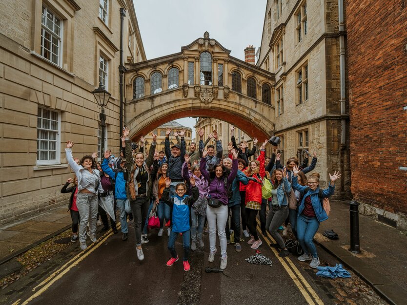 Städtereise London, Tagesausflug Oxford, Oxford, MANGO Tours Gruppenfoto unter einer Brücke, Spaß