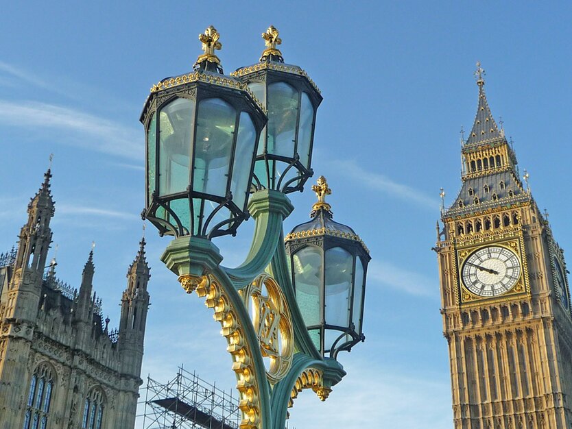 Städtetrip London, Stadtrundfahrt London, Big Ben, Westminster Abbey und Straßenlaterne vor blauem Himmel