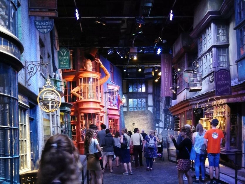 Städtetrip London, Tagesausflug Harry Potter, Warner Bros Studios London, Menschen in der Winkelgasse