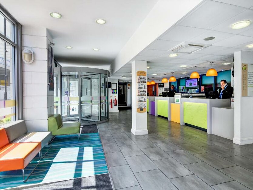 Eingangsbereich, Foyer und Rezeption im Hotel Ibis Styles Excel, London