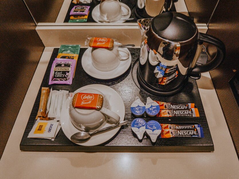 St&auml;dtetrip London, 4 Sterne Hotel, Kaffeebar mit Snacks Kaffee und Wasserkocher