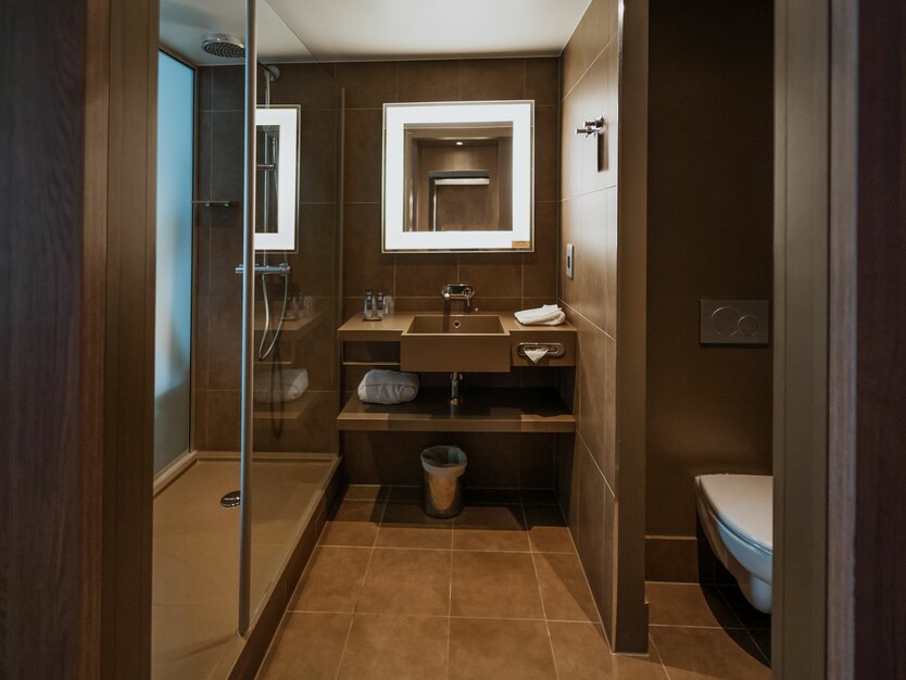 St&auml;dtetrip London, 4 Sterne Hotelbadezimmer, mit Dusche, Toilette und Waschbecken