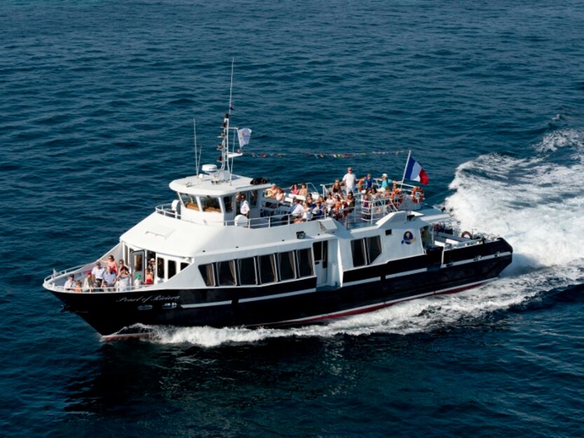 Städtereise Nizza, Frankreich, Bootsfahrt Nizza, Boot mit Touristen aus der Vogelperspektive, Frankreich Flagge, Meer