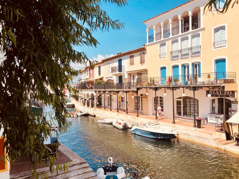 Städtereise Nizza, Frankreich, Ausflug St. Tropez, Port Grimaud, Häuser an einem Kanal mit Booten, Bäume, gutes Wetter