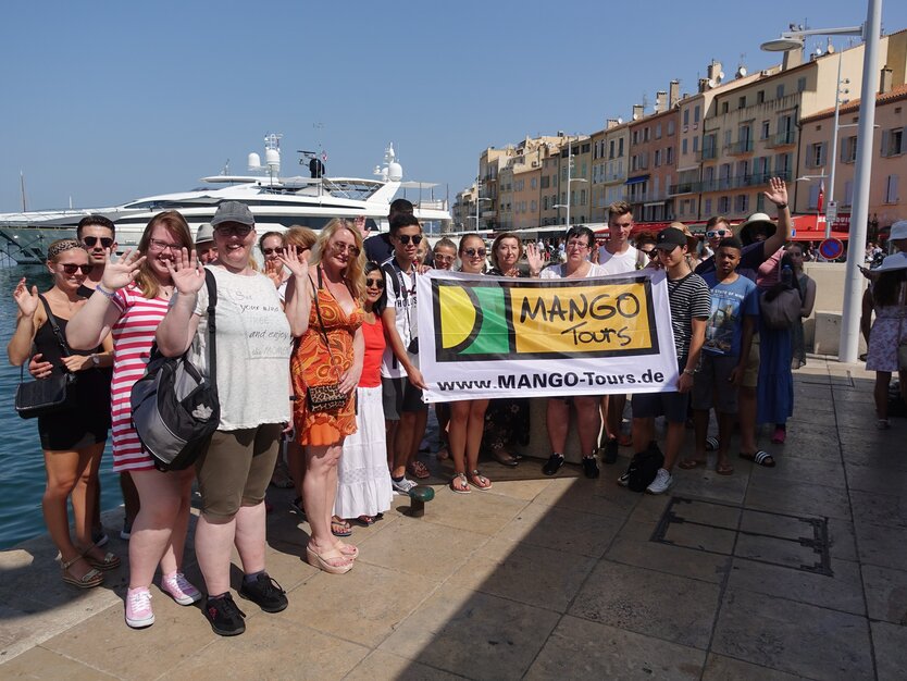 Städtereise Nizza, Frankreich, Ausflug St. Tropez, Port Grimaud, MANGO Tours Reisegruppe Gruppenfoto, Häuser, Yacht und Hafen im Hintergrund