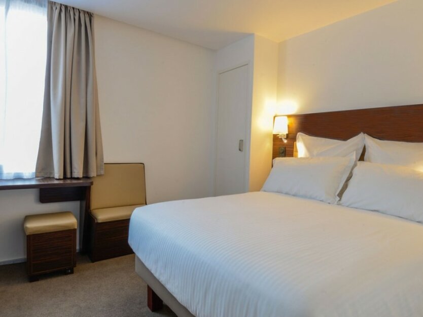 St&auml;dtereise Nizza, Frankreich, Hotel Monsigny, Hotelzimmer mit Doppelbett, Schreibtisch und Sitzgelegenheiten