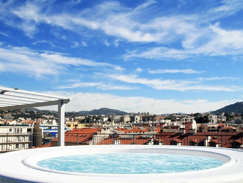 St&auml;dtereise Nizza, Frankreich, Hotel Monsigny, Hoteleigene Dachterrasse mit Whirlpool, Sonnenschirmen, blauem Himmel und toller Aussicht